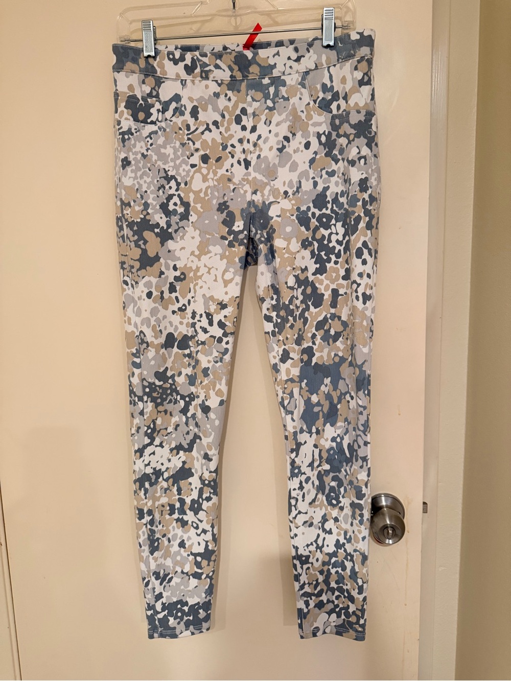 SPANX Ankle Leggings in White, Gray & Tan Camo Print